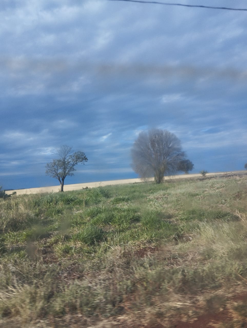 Campo meio nublado